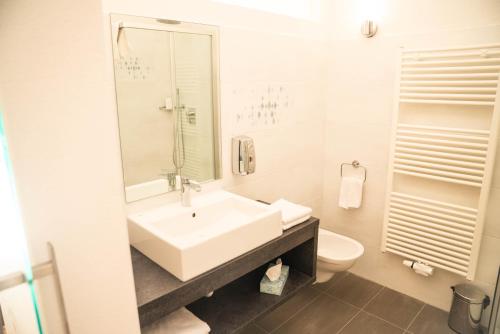 里约·迪·普斯特里亚帕诺拉米克酒店的白色的浴室设有水槽和卫生间。