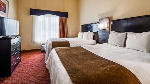 Massapequa Park酒吧港贝斯特韦斯特酒店的酒店客房设有两张床和一台平面电视。