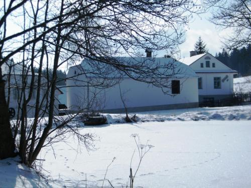 玛丽亚温泉润穆勒度假屋的雪中带院子的白色房子