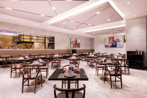 上海上海虹桥诺富特全套房酒店的一间在房间内配有桌椅的餐厅