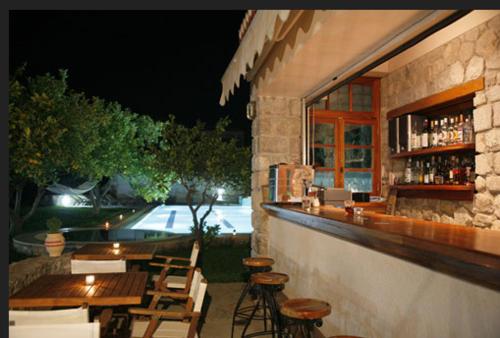 斯派赛斯Villa Martha的餐厅设有酒吧,配有桌椅