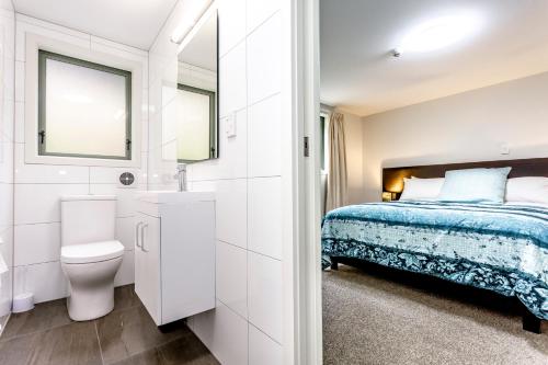 摩斯吉尔猎人月亮住宿加早餐旅馆的白色的浴室设有床和卫生间。