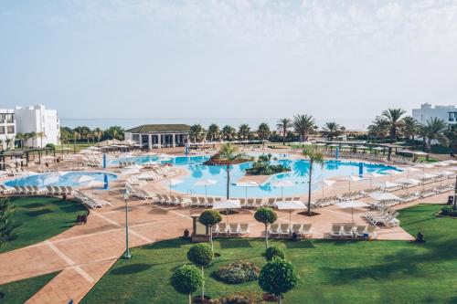 萨伊迪耶伊波罗之星度假酒店的享有带桌椅的度假村游泳池的空中景致