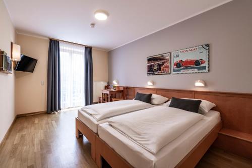 塞考菊法塞考酒店的一间卧室设有一张大床和一个大窗户