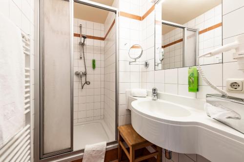 塞考菊法塞考酒店的一间带水槽和淋浴的浴室