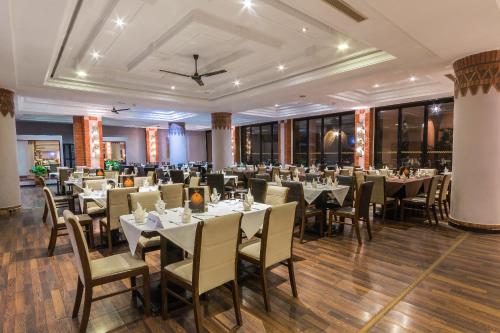 马拉喀什扎拉城温泉酒店的宴会厅,配有桌椅