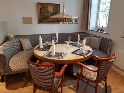 费尔贝特Stüttgens Hotel的一间带桌椅的用餐室