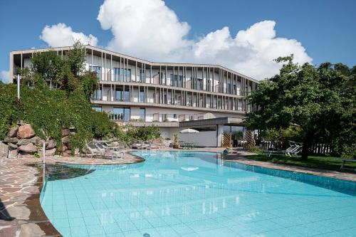索普拉布扎诺利晨斯特恩酒店的大楼前设有游泳池的酒店