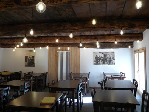 SalabertanoCantina Alpina的用餐室配有桌椅和灯光