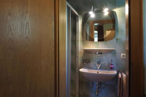菲尔根Gästehaus Kratzer的一间带水槽和镜子的浴室