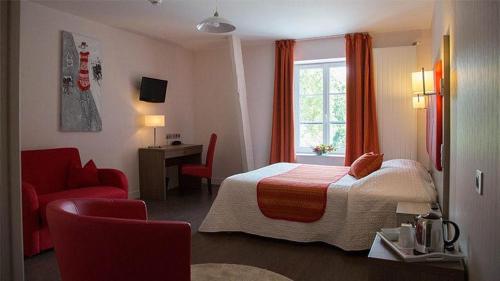 栋弗龙国际之家法兰西酒店的酒店客房,配有一张床和一张红色椅子