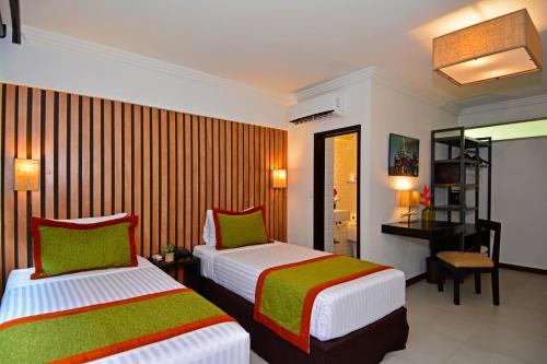 圣何塞奥腾提科酒店的酒店客房,设有两张床和镜子
