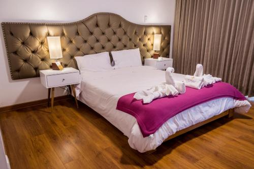 查查波亚斯La Ensenada Hotel Chachapoyas的一间卧室配有一张大床和大床头板