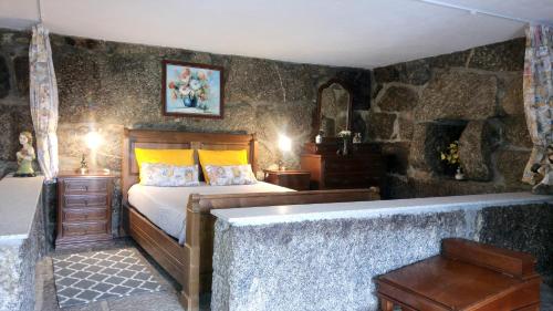 雷森迪Casa do Lagar的一间卧室配有一张床和浴缸