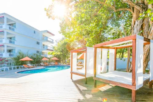 Grand Decameron Montego Beach, A Trademark All-Inclusive Resort内部或周边的泳池