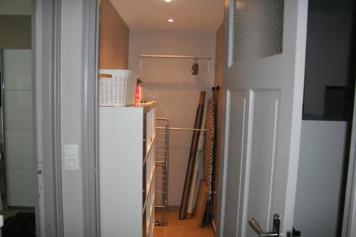 里尔Appt Hotel republique的走廊上,房间里设有白色冰箱
