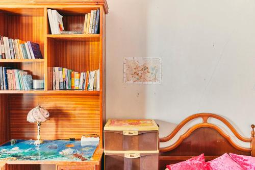 得土安Tetouan house的一间卧室配有床和书架