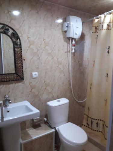 ShorzhaHotel Today , Խաղաղության լողափ的浴室配有白色卫生间和盥洗盆。