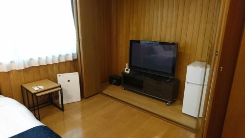 桑名市Minpaku Nagashima room3 / Vacation STAY 1035的酒店客房配有电视、床和客房