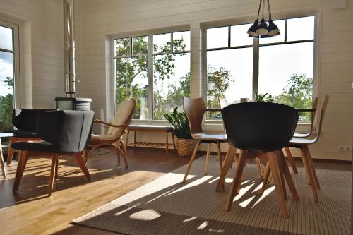 哈普萨卢Holmi Maja的一间带椅子和桌子的用餐室