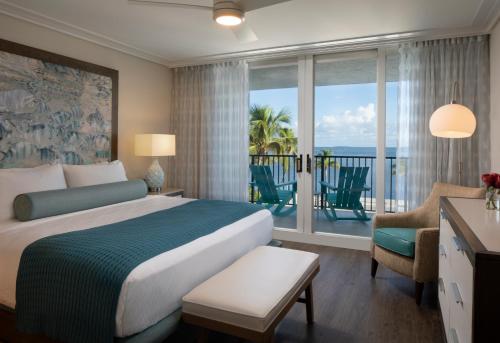 基韦斯特The Laureate Key West的一间卧室配有一张床,享有海景