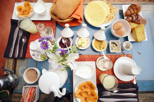 塞拉瑞波斯酒店的餐桌上摆放着白色菜肴和早餐食品