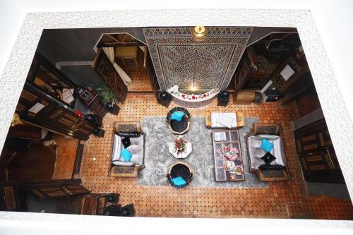 塞拉瑞波斯酒店的餐厅餐桌的顶部景色