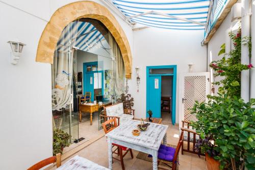 北尼科西亚塞浦路斯燕子精品住宿加早餐旅馆的大楼内带桌椅的天井