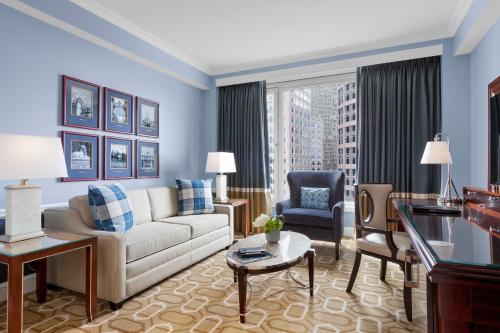 波士顿波士顿海港酒店的客厅配有沙发和椅子
