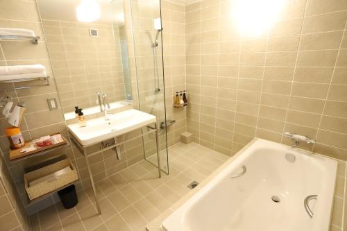 富良野Sumika的带浴缸和盥洗盆的浴室