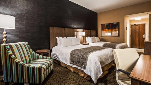 红棉树贝斯特韦斯特高级酒店客房内的一张或多张床位