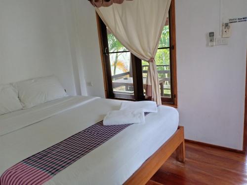 拜县paibaansuan的卧室配有一张大白色床和窗户