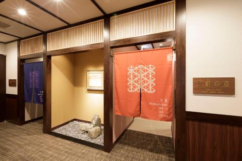 那须町Hotel Mori no Kaze Nasu的一间房间,有一个隔板,门上有一扇泰迪熊