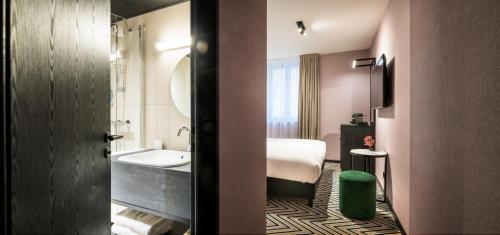 布鲁塞尔Hotel Hubert Grand Place的酒店客房设有带水槽的浴室