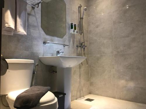 西冷阿里苏酒店的一间带水槽和卫生间的浴室