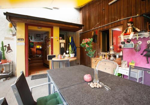 SeuzachBed&Breakfast Pinocchio的一间带桌子的厨房和一间带房子的房间