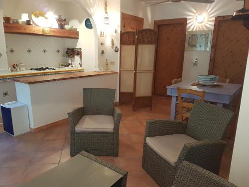 马劳萨Casa Vacanze Marausa Birgi KITE的厨房配有桌椅和柜台
