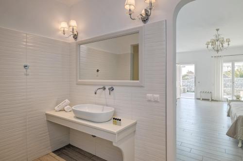 米克诺斯城阿尔基奥酒店的白色的浴室设有水槽和镜子