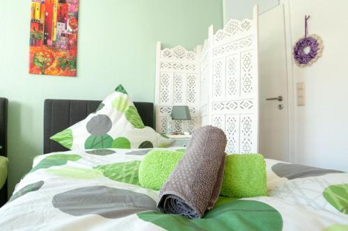 科斯费尔德FeWo Casa Mallorca的一间卧室配有一张绿色和白色的床