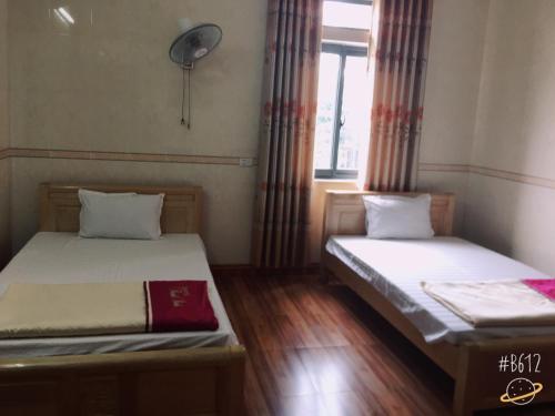河静Thanh Binh Hotel的小型客房 - 带2张床和窗户