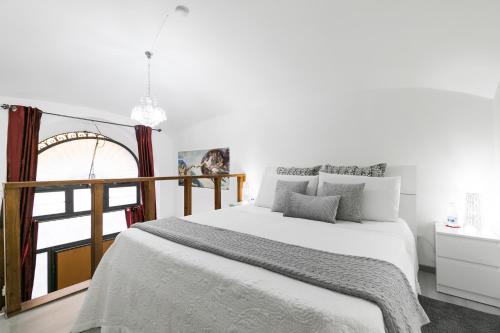 罗马戴安娜豪华阁楼公寓的白色的卧室设有床和窗户