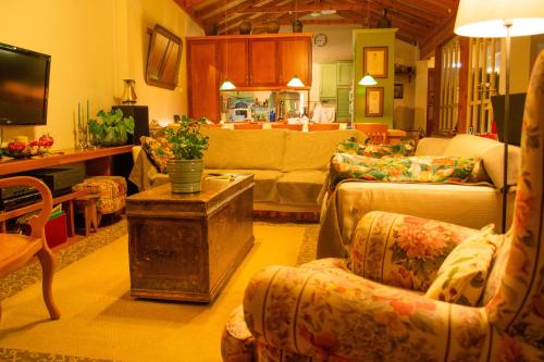 卡斯托里亚维纳图拉庄园酒店的客厅配有沙发和桌子