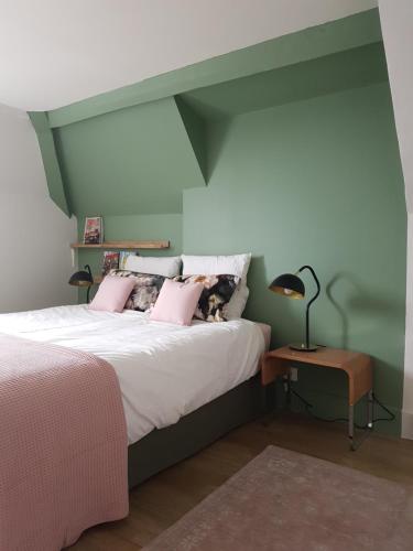 滨海图维列Duplex 50 m2 au pied des planches的一间卧室配有带粉红色枕头的床