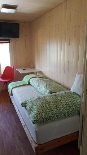 Eggiwilb&b krättli的木墙客房的一张床位