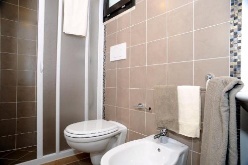 阿莱齐奥B&B Vista Gallipoli的一间带卫生间和水槽的小浴室