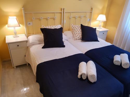 佩尼斯科拉Precioso Apartamento的卧室内的两张床,配有蓝色和白色的床单