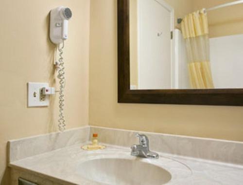 麦迪逊维尔戴斯酒店的一间浴室