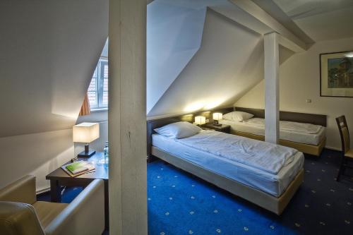 什未林文豪斯沃勒酒店的酒店客房设有两张床和窗户。