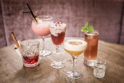 海牙'T古德霍夫特酒店的一张木桌上四种不同的饮料