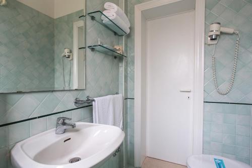 里米尼塞雷娜公园酒店的一间带水槽、卫生间和镜子的浴室